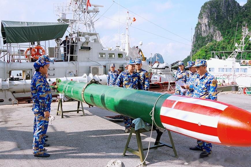 2025年10月2日至3日，越南海军第一军区举行海上实弹射击。图1：准备装载鱼雷