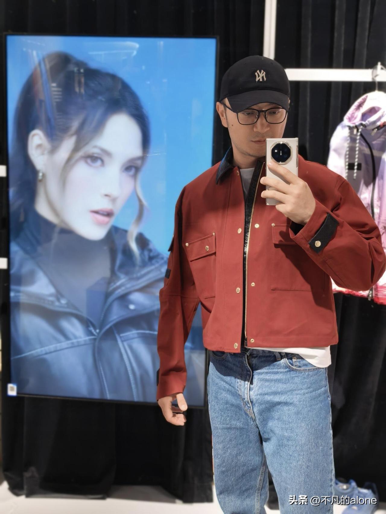 3月26日，央视主持人尼格买提更新生活动态，并询问网友“他穿的哪件衣服好看一些”