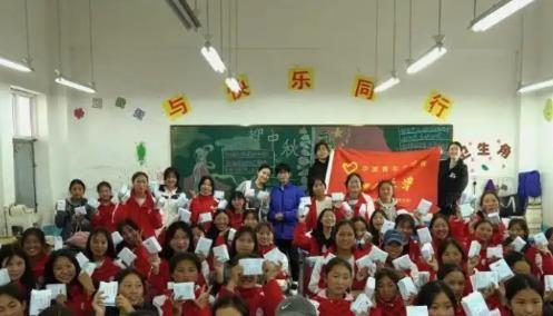 山东师范大学大二女生赵敏连续两年去湖南娄底支教，给山里女孩开了一门她们从来没上过