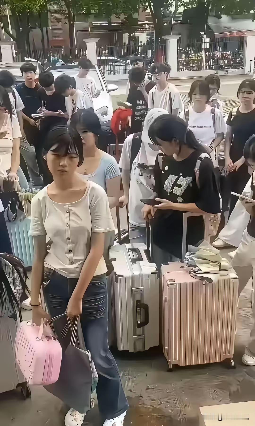 每一代人的处境真的完全不一样，早些年外出打工，带上一点路费就可以出门闯荡。

而