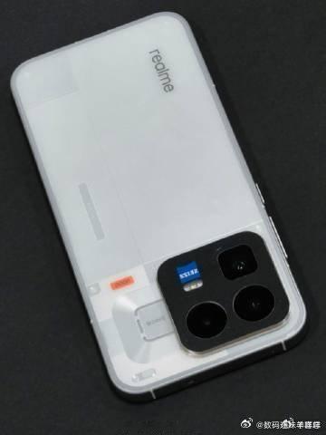 数读上半年工业和信息化经济成绩单realme国内暂停新品，身边几个朋友都在叹气。