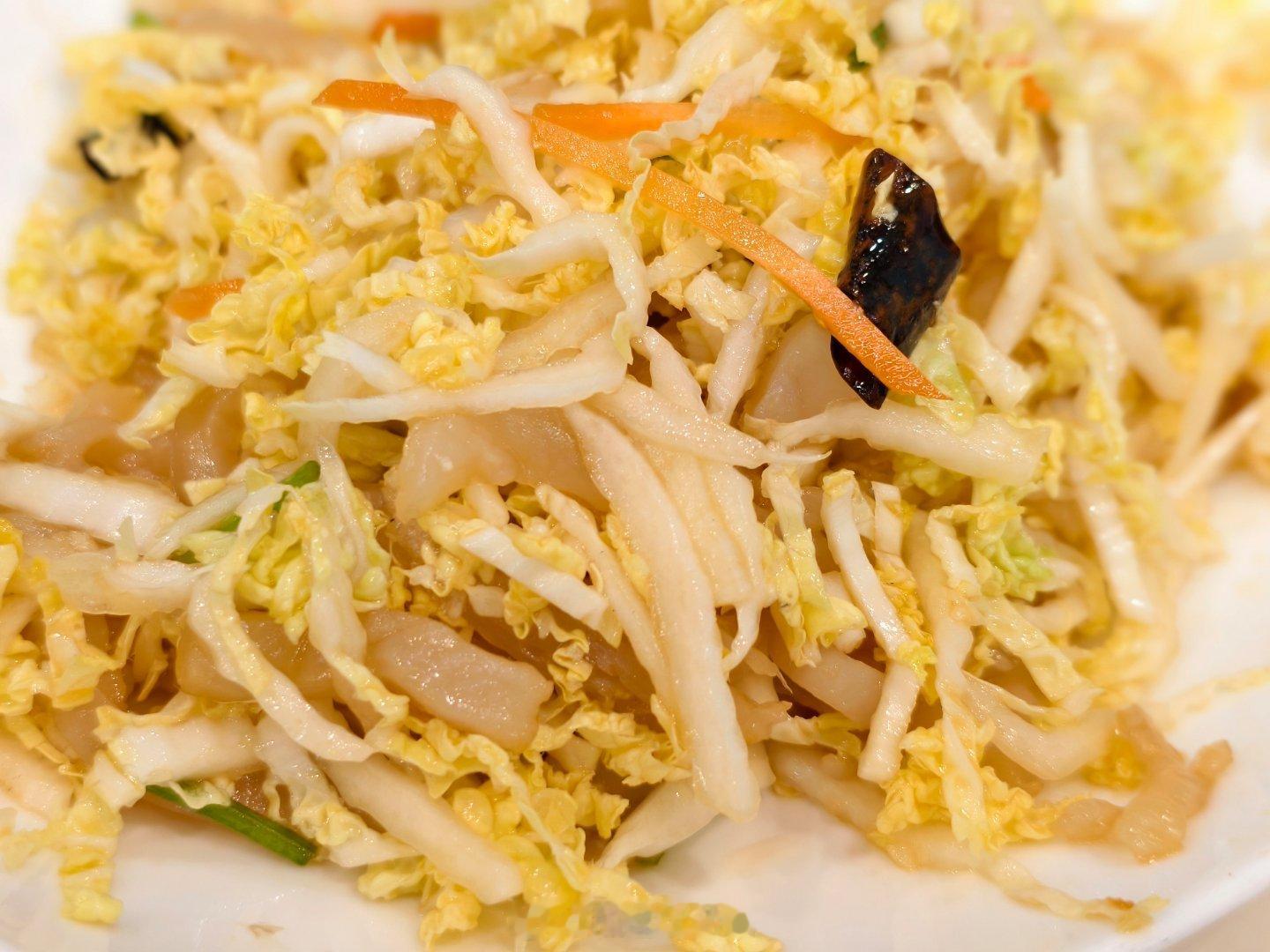 健身后高蛋白饮食小海鲜饭店里的鱼油凉菜和海肠捞饭真的是练后超爽的补给美食分享健身