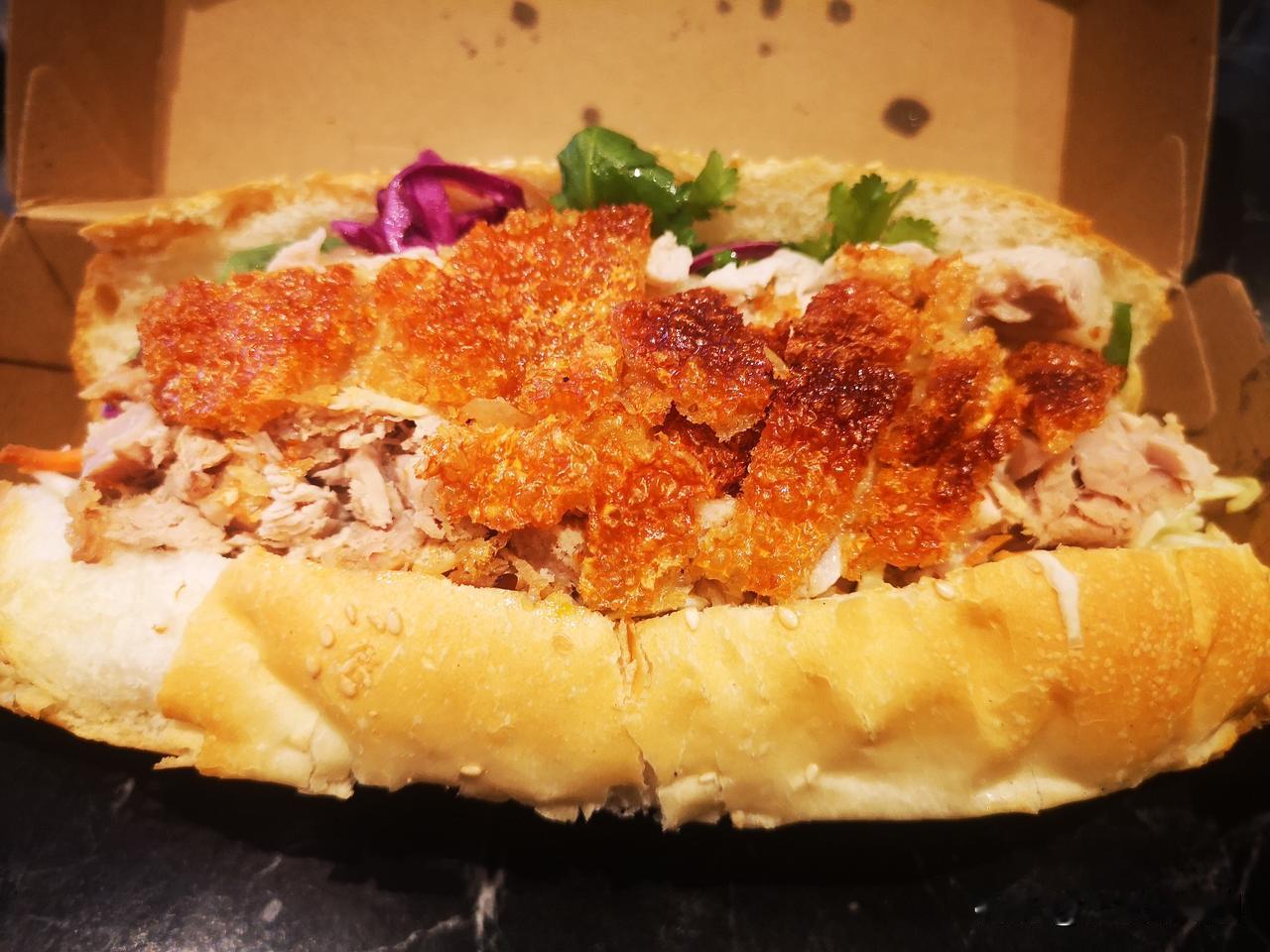 给一家墨尔本越南小馆算算账。
他家店面四五十平米，门外可以加放五张桌，位于圣柯尔