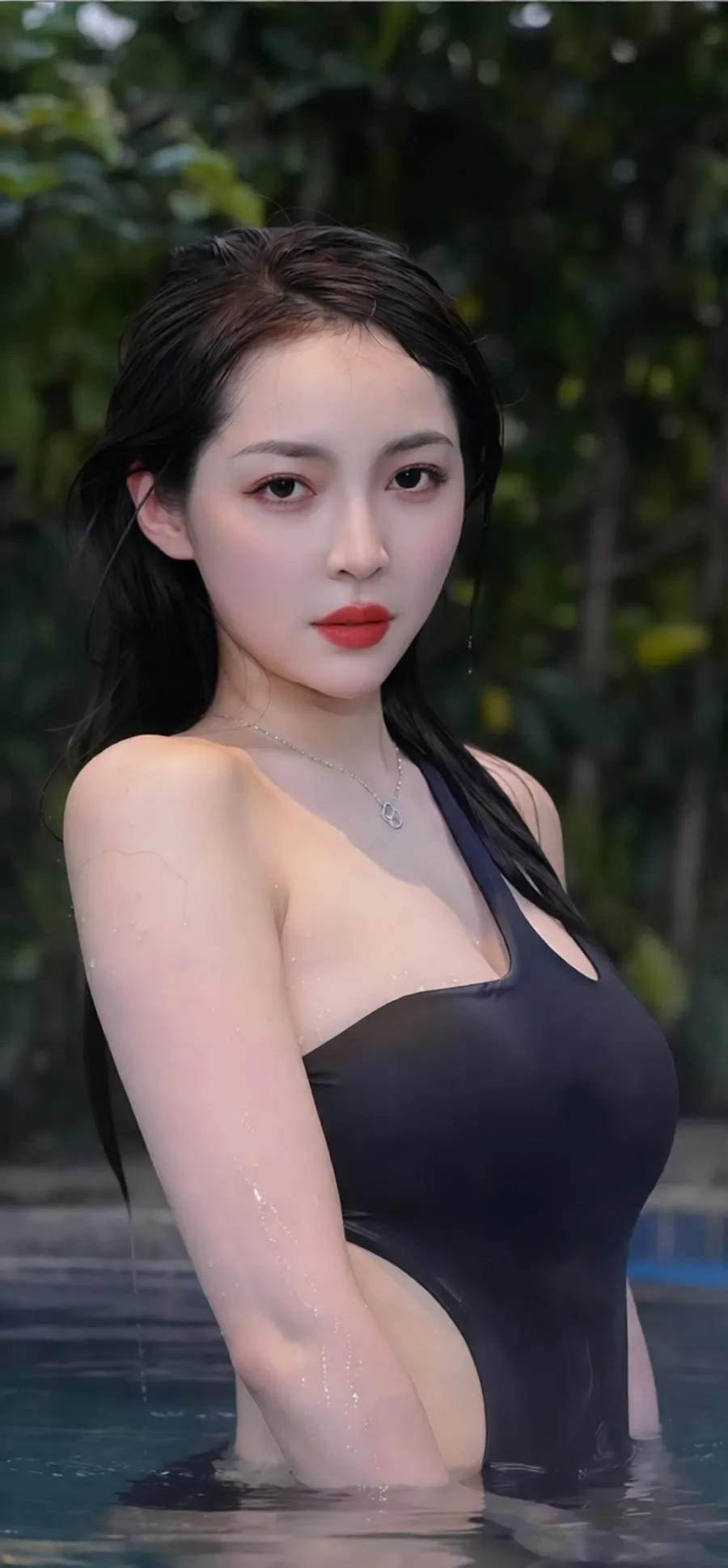 🔥王钟瑶的氛围感真的太绝了！
 
可酷可媚，风格切换自如。
黑色泳装利落又性感
