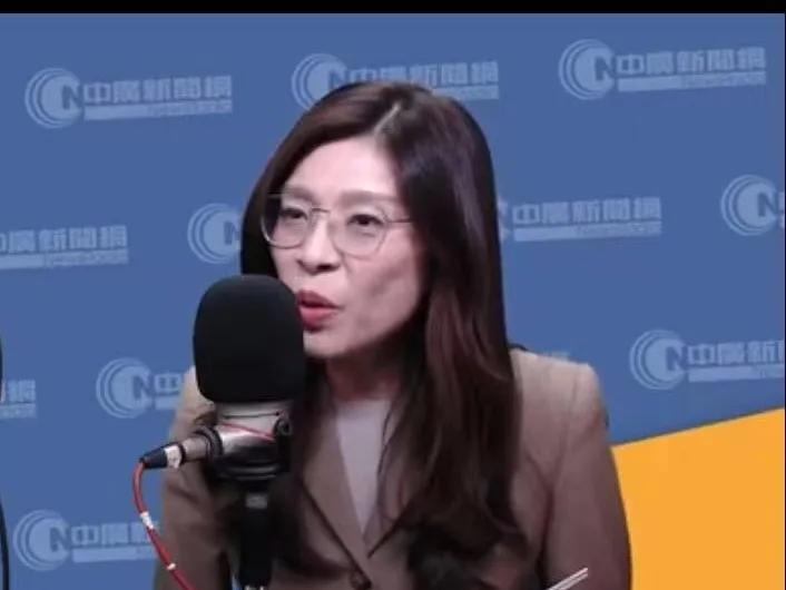 郑丽文还是相当聪明，并没有在公开场合正面回应军购问题，而是在参加访谈节目的时候，