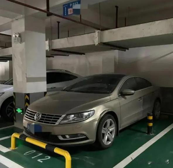 “又被讹成功了！”云南昆明，一女子发现自家车位被占，于是电话联系车主挪车。不成想