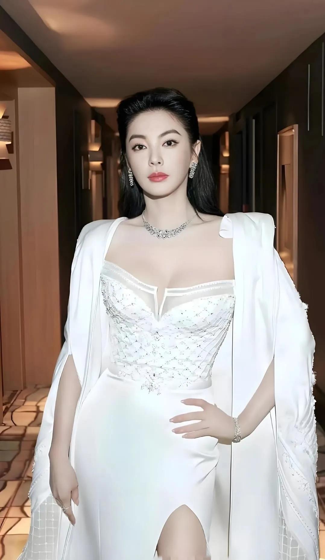 张雨绮真的自带大女主气场！各种礼服造型切换自如，可红可白，美艳大方。
饱满的五官