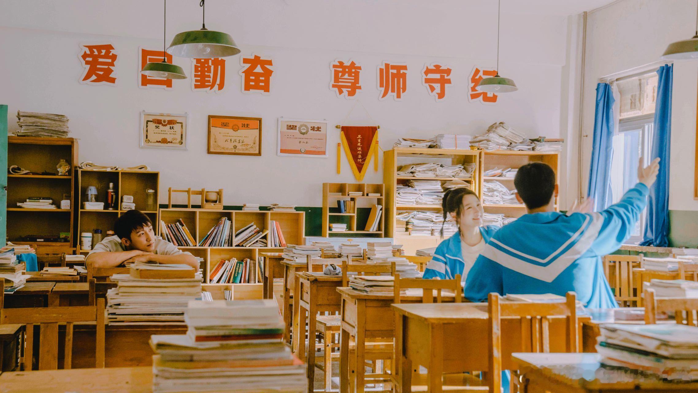 关晓彤发铁西城的课间时间 看到黄景瑜、关晓彤、王天辰的教室合照真的很有代入感📖