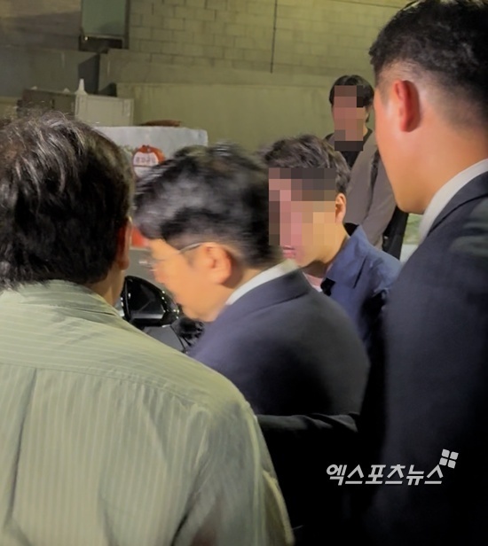 【新闻】方时赫结束长达14小时的调查…默默无言地回家    方时赫于今日下午11