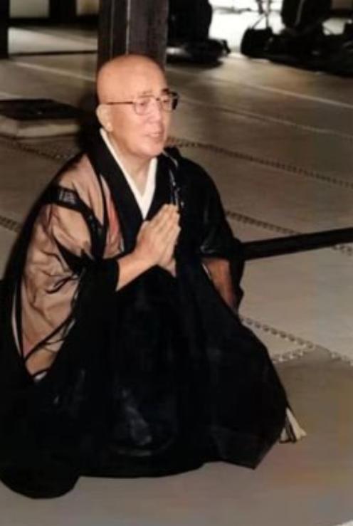 中日交流座谈会的提问环节，后排站起来的中国留学生攥着话筒，声音清亮却带着沉甸甸的