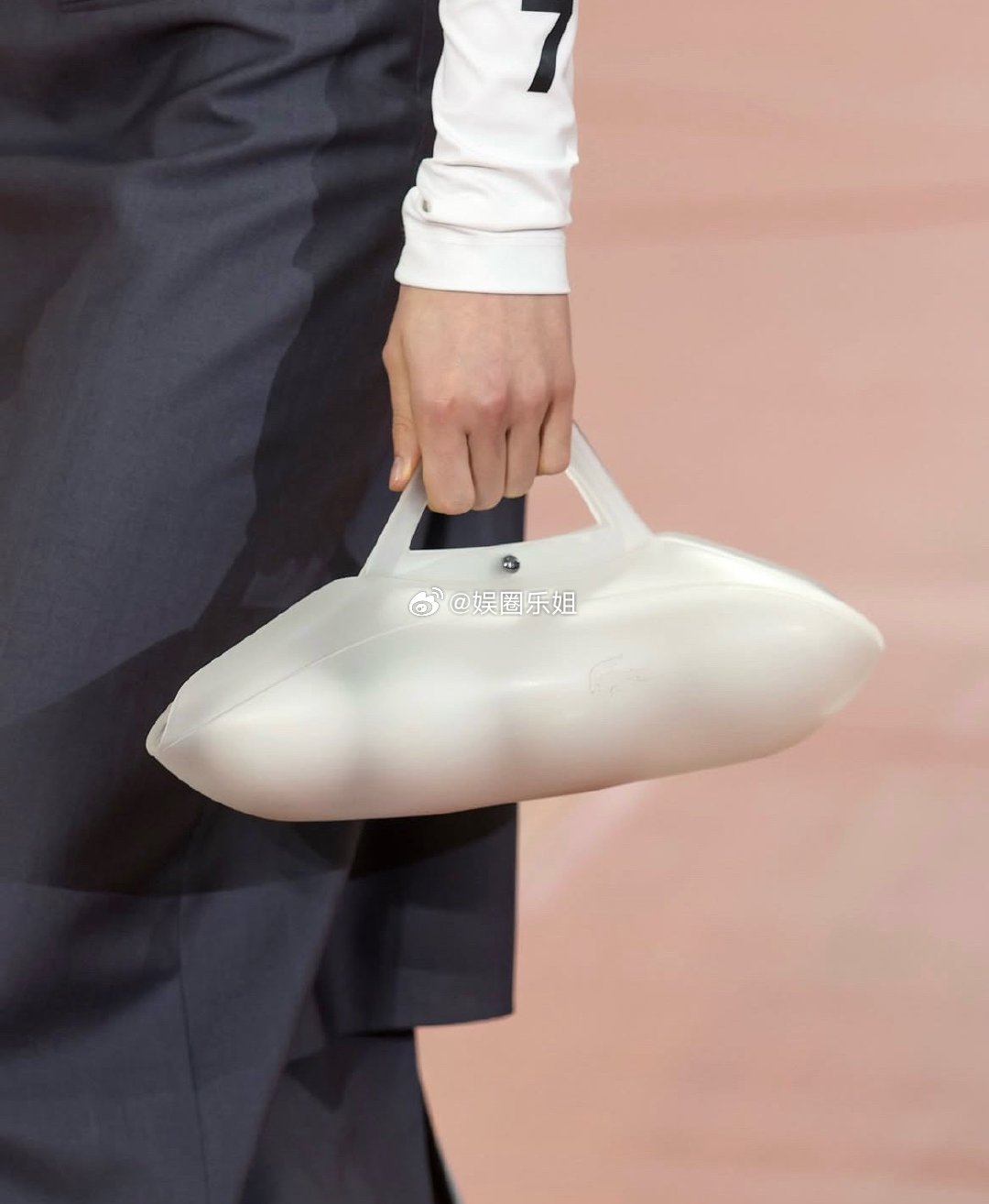 直击时尚幕后｜Lacoste2026秋冬系列，最惊艳的是把网球裙的灵动瞬间凝固成