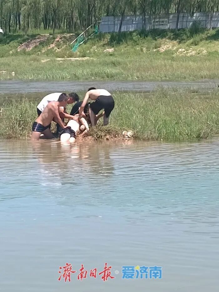济南玉符河漫水桥附近一年轻男子溺水，4名济南市民挺身而出，合力将其从湍急的暗流中救回