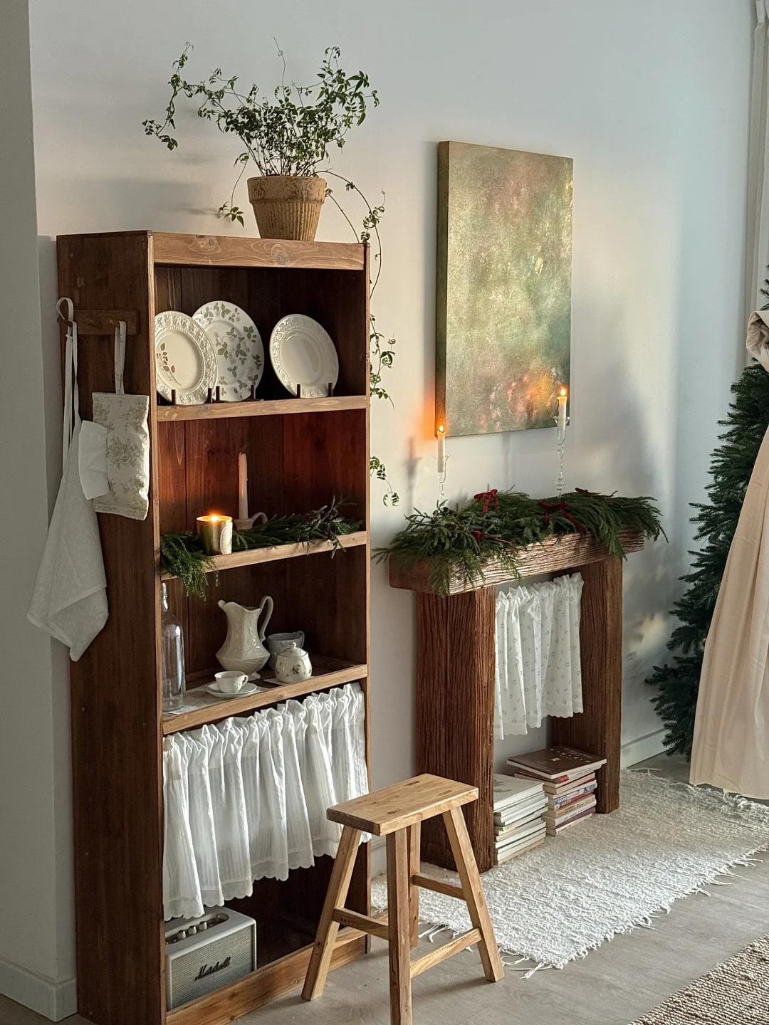 自己的手作复古柜和榆木壁炉也有圣诞装扮了