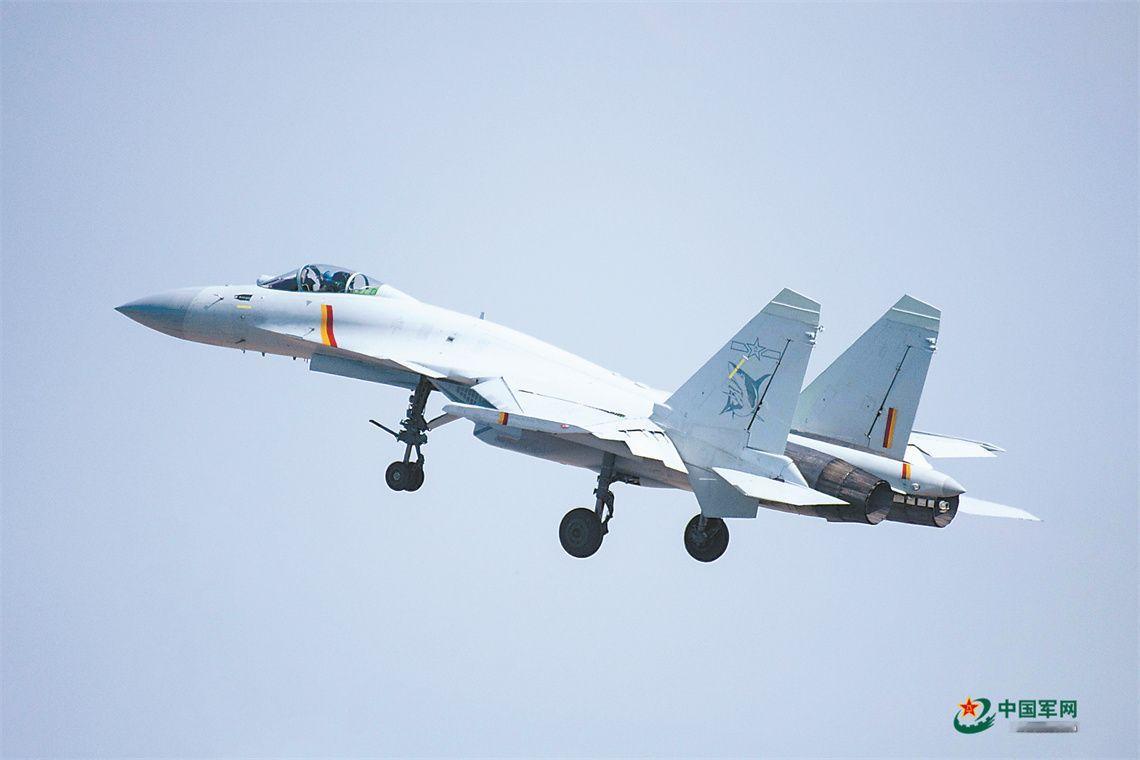 冬日，海军航空兵某部组织飞行训练。 