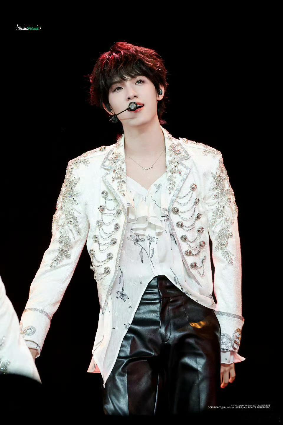 张泽禹别看手机看看我吧 软萌毛绒小王冠配上甜甜的撒娇，wink瞬间直击人心，可爱