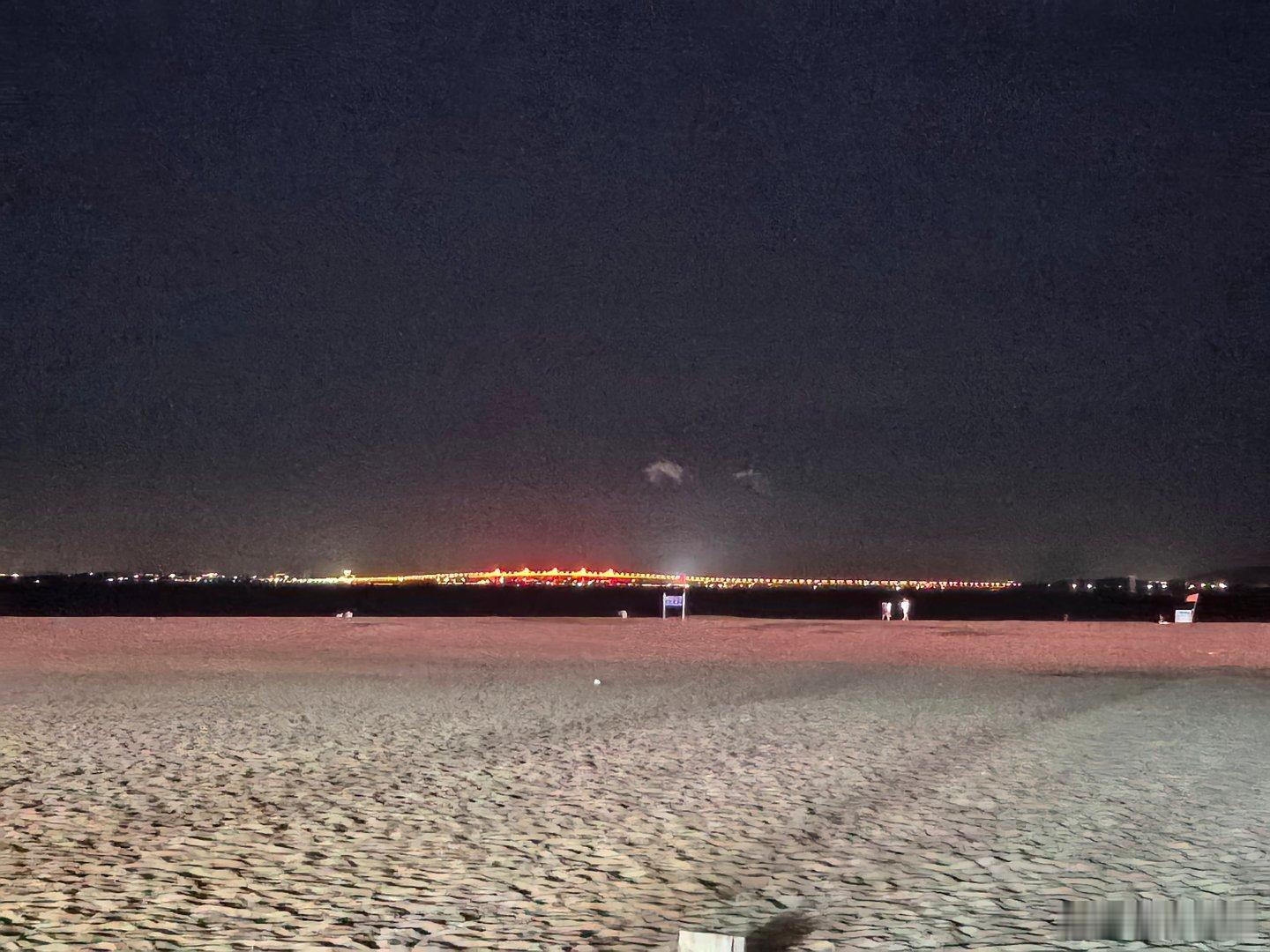 看来金门不缺电，从观音山沙滩夜眺连通大小金门的金门大桥，灯火通明，近在咫尺。  