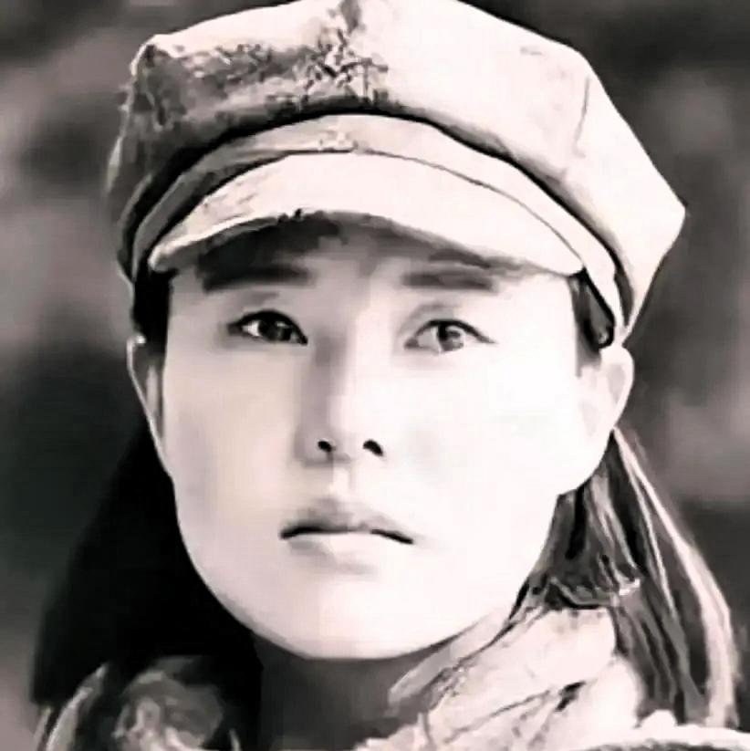 1937年，15岁女红军被敌人抓住，正要被砍头时，一名敌军官走过来，摸摸她的脸：