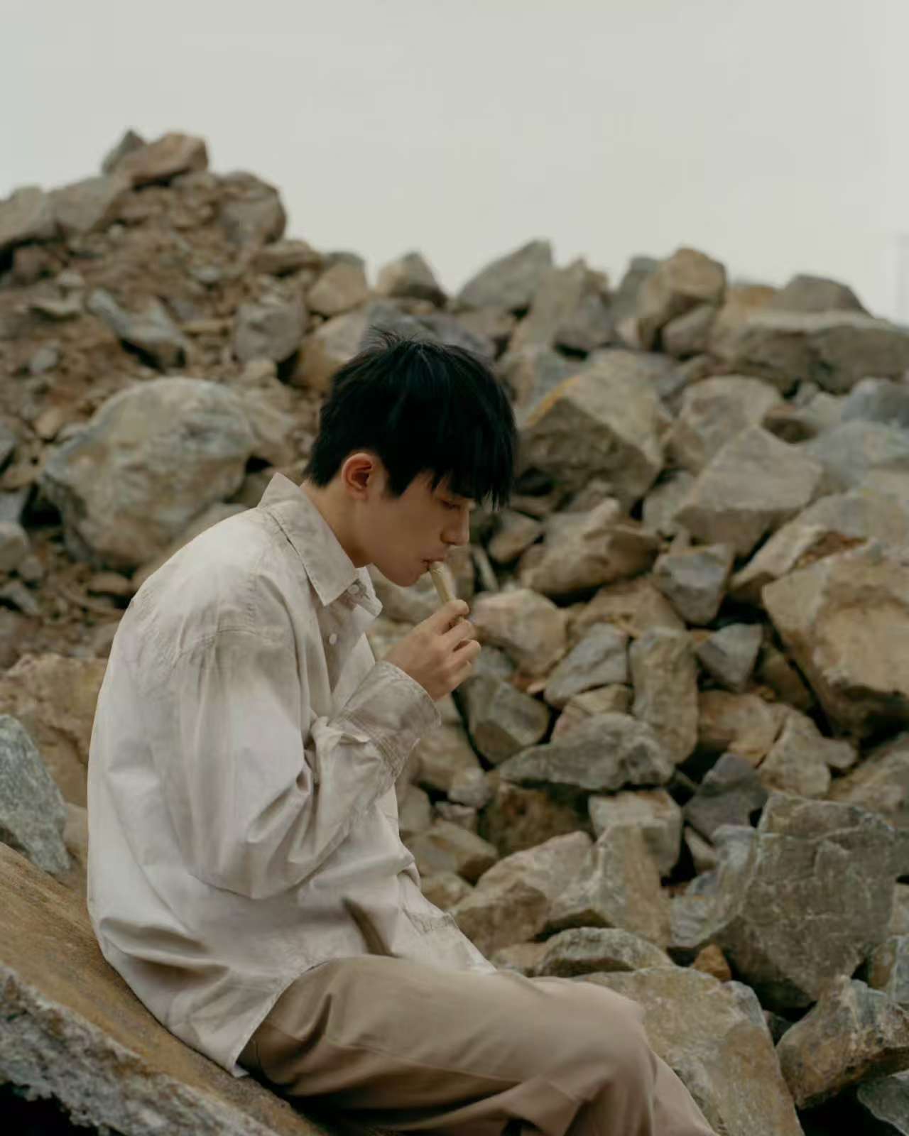 易烊千玺有形之物易烊千玺人与山系在一起易烊千玺以山缓慢姿态，将人与山系在一起，不