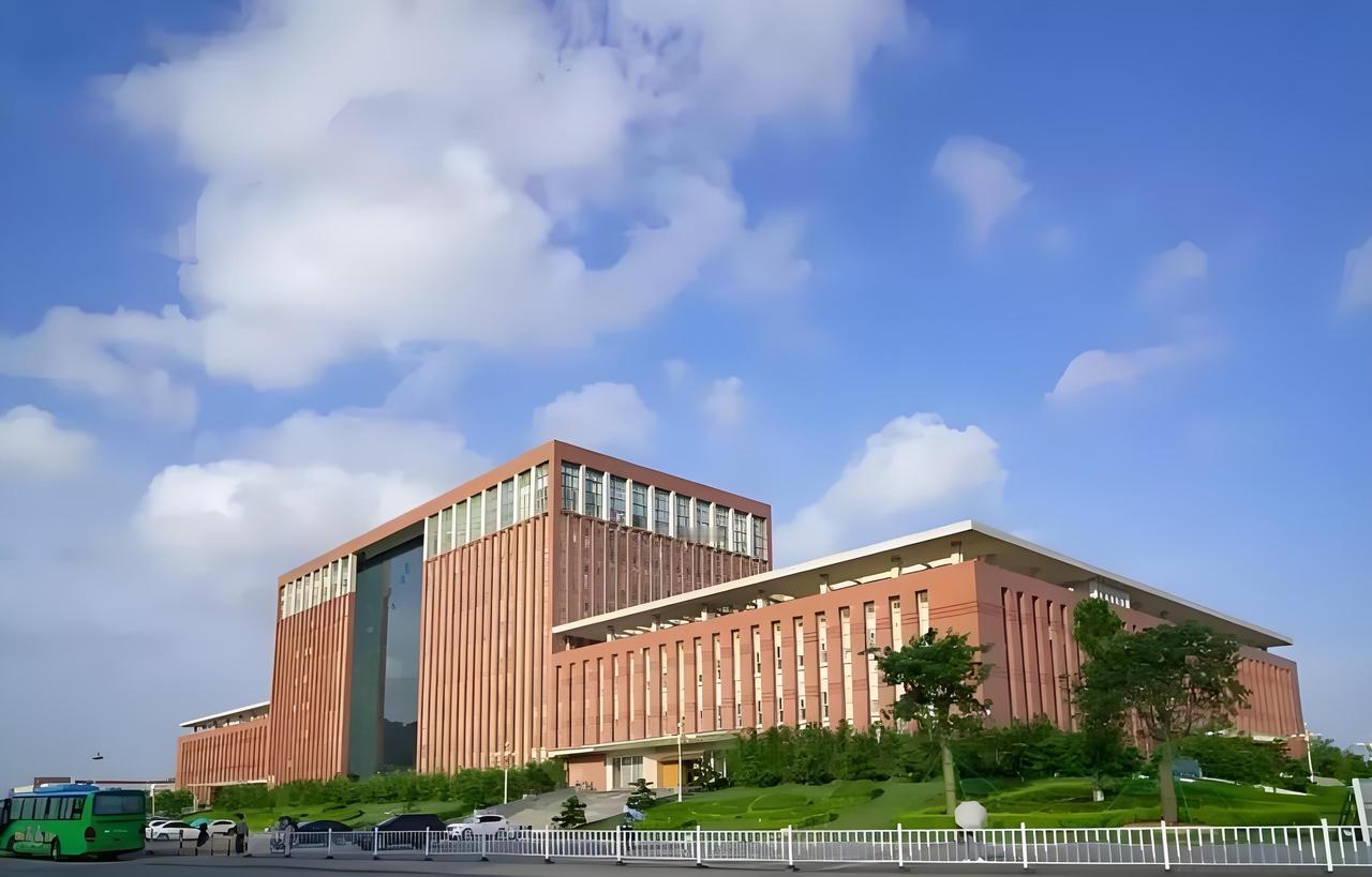 深圳高校占据前三，珠科力压多所公办本科！2026广东高考物理类本科普通批录取解读
