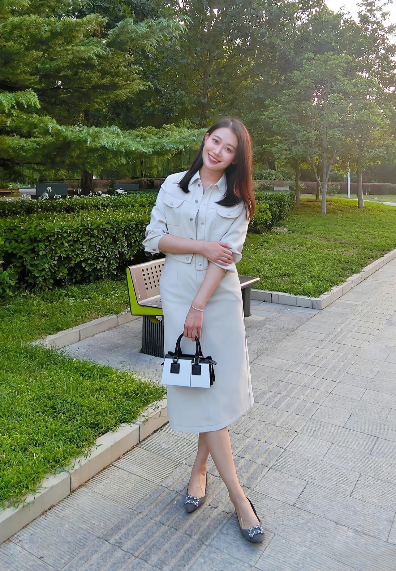 怎么穿搭会让人比较显温柔感觉暖色系的长裙，搭配休闲平底鞋有温柔甜美气质！