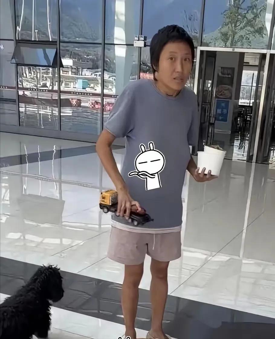 相比较说孩子是野人，
只是我觉得这个妈妈才更可疑不是吗？

浑身上下透露着不对劲