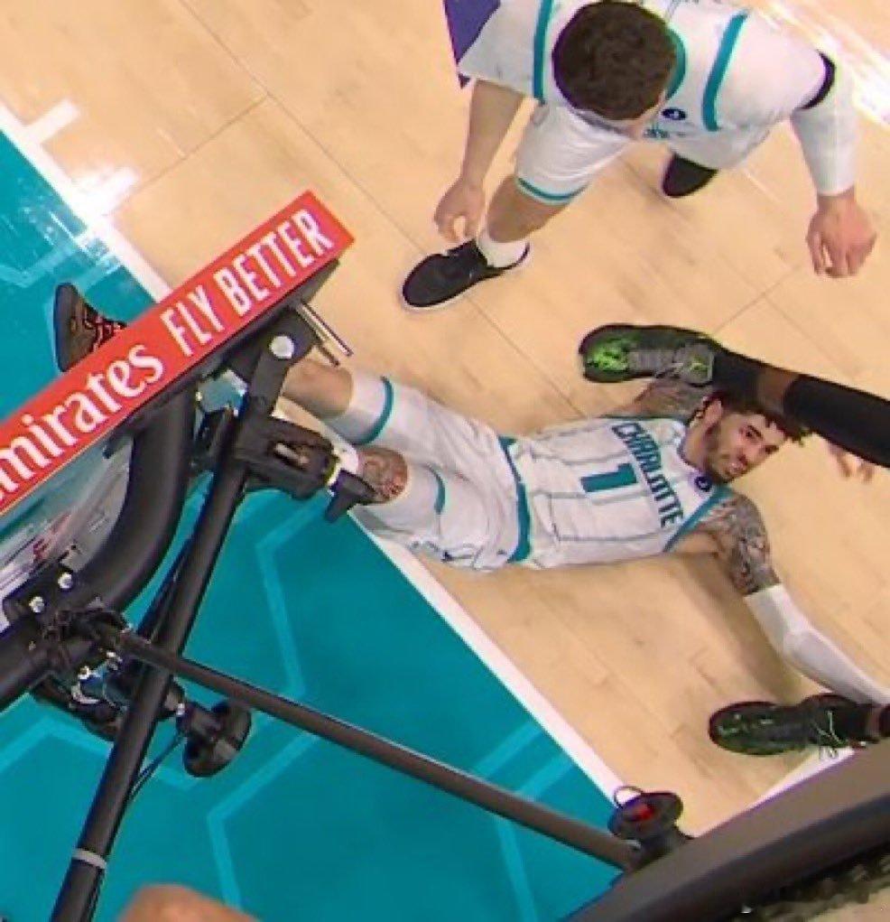 这绝对是故意的，瞄准脚踝用力拽到。中场希望热火向裁判申诉一下！鲍尔真是颠覆了我对