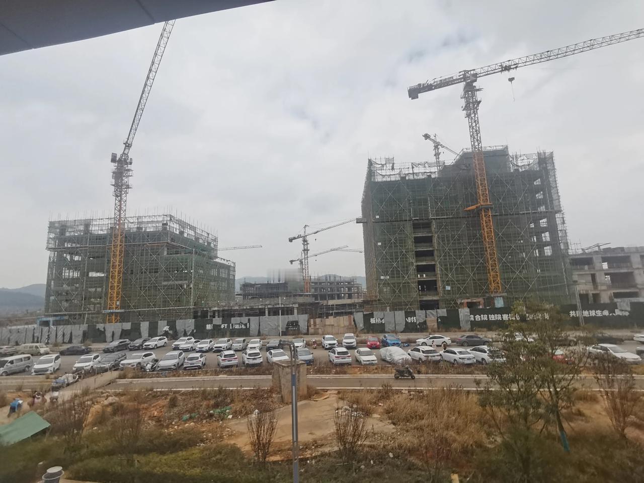 位于6号线地铁大板桥站口边上的这个项目，叫昆明空港城门户中心，由云南西双版纳的海