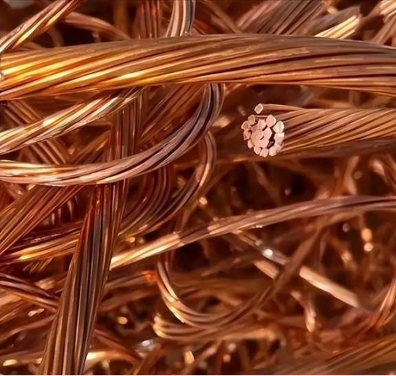 美国这次蒙了，美国大量囤积了铜，把铜价炒上天去了，可美国万万没料到，中国根本不按