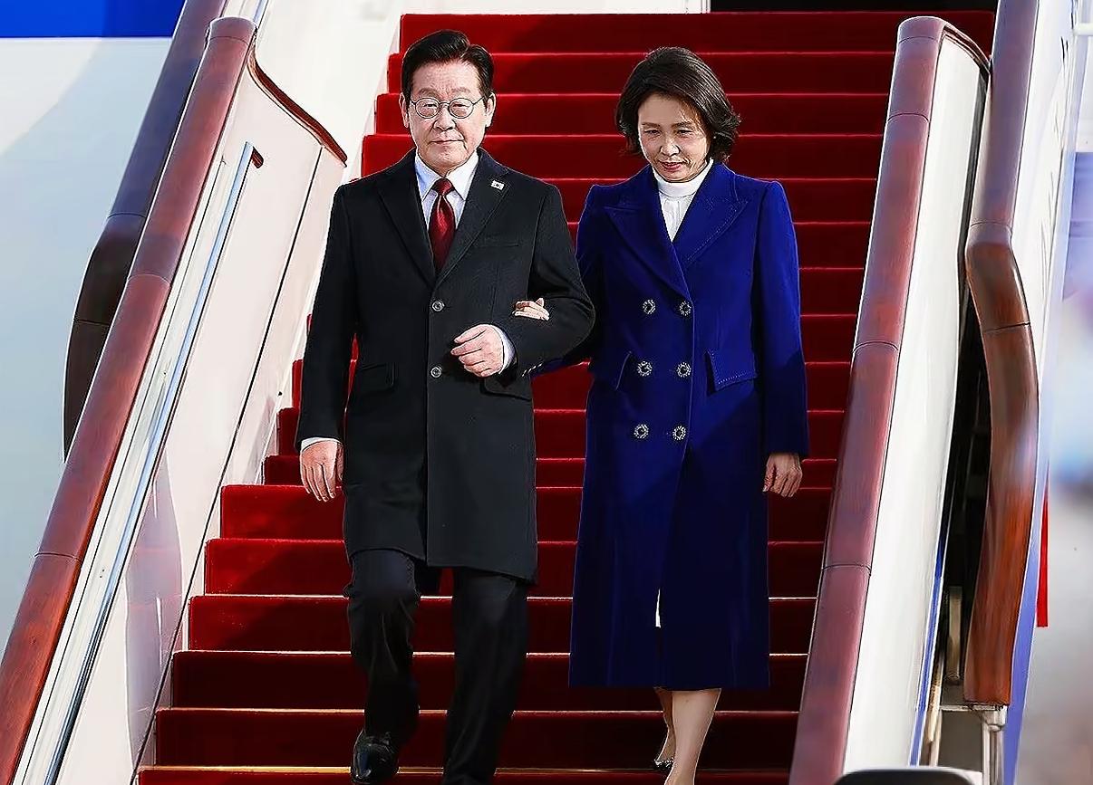 这接机现场的抓拍，可太有意思了！

李在明前脚落地，镜头的焦点全在后头——三星、