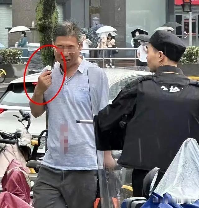 再现安检无用论？上海，地铁九号线发生持刀伤人事件，一时间，网上开始质疑地铁安检的