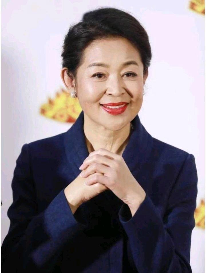 倪萍人设崩塌？《一路繁花》里她到底藏着什么秘密？一直以来，在大众心里，倪萍是那个