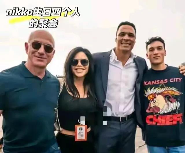 桑切斯是怎么做到的，她站中间，前任现任和她亲密地靠在一起，颇有左拥右抱的既视感。