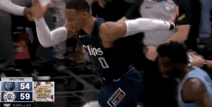 2023年的今天，打嗨了的威少变身赶海大圣