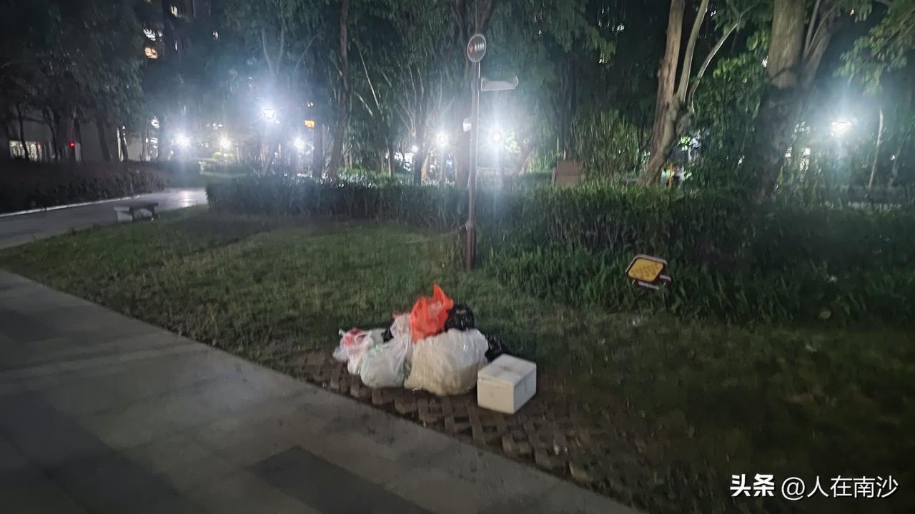 论老鼠屎如果干翻一锅粥！好好的一个楼盘，门口变成垃圾堆，停车场甚至厕所。
其实小