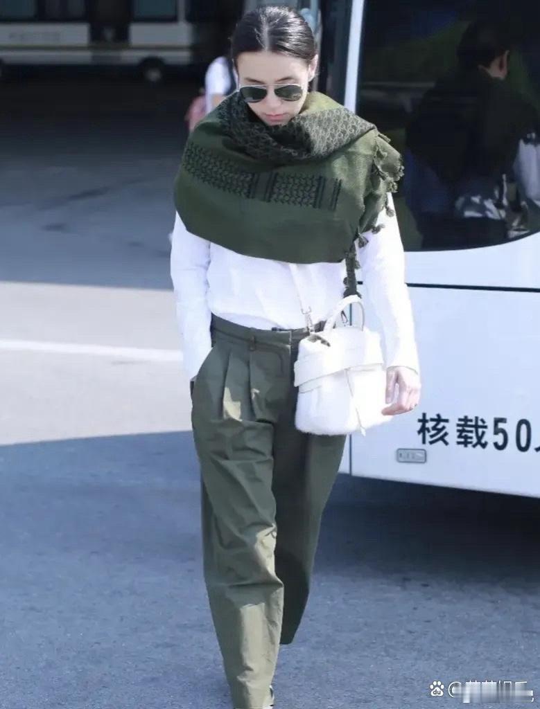 宋佳穿衣风格一般人还真模仿不来！白色衬衫搭配军绿色长裤，为了时髦也要披个大围脖 