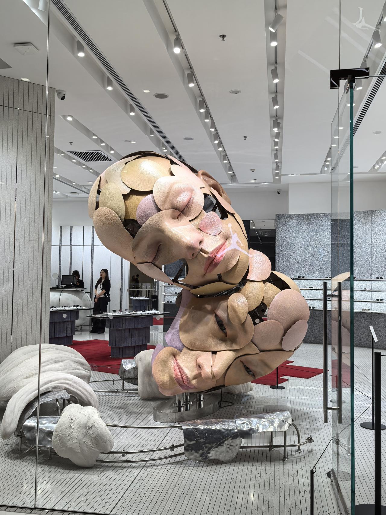 早上在西湾狗市买菜，在熙熙攘攘地人群中，看到特别不和谐的一幕。

一位小伙子跪在