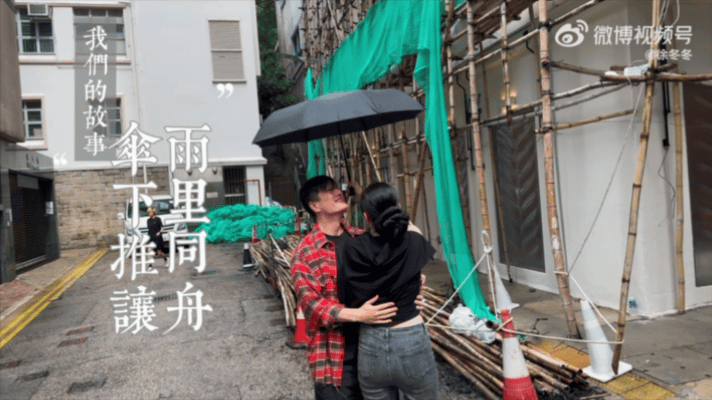 徐冬冬香港雨中街边吃法棍徐冬冬随手捡拾面包屑好细节雨夜街头、一根法棍，随性日常氛