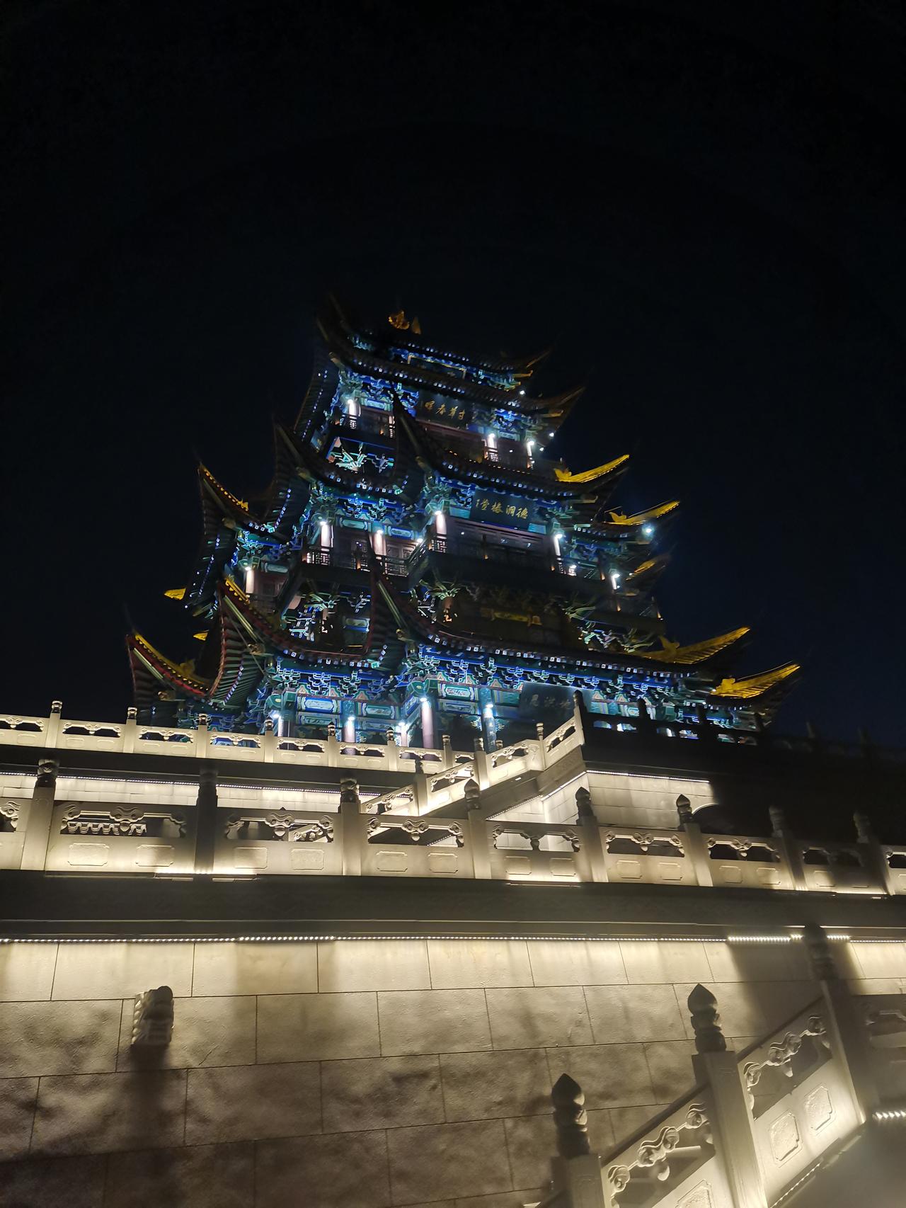 孩子青春期叛逆会离家出走，
中年老少女是不是也可以离家出走？(上)

昨天晚上，