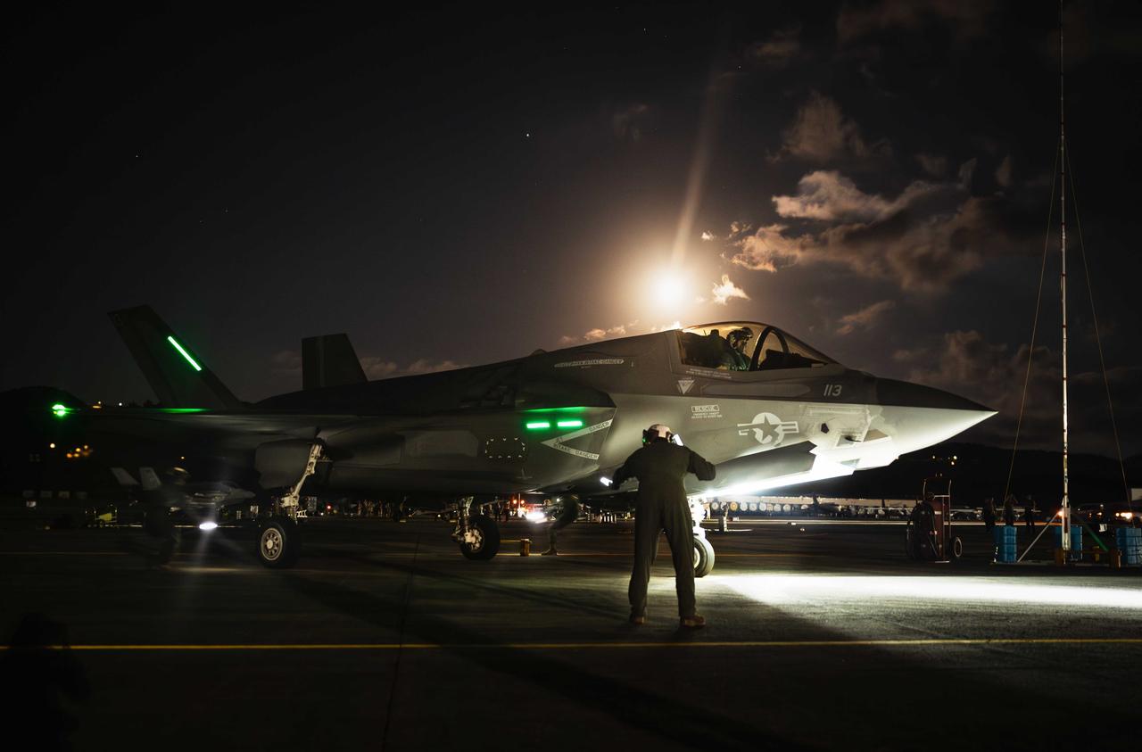 丑国南方司令部某基地 · 一架海军陆战队F-35B闪电II准备在委内瑞拉执行非法