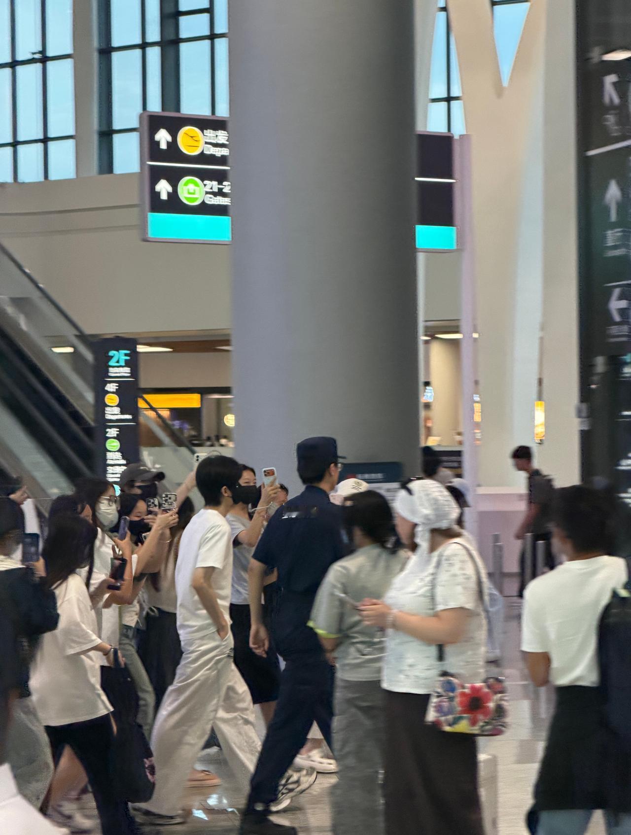 杭州机场又偶遇到明星啦[惊喜]
不过没看出来是谁呀 有人知道嘛！[羞嗒嗒]  ​