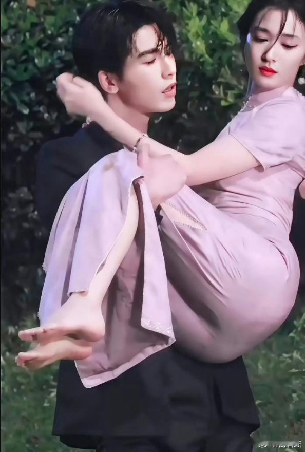 正片不如路透这一秒过火片场一条路透，张凌赫公主抱王楚然，她身体弯折近90度，粉色