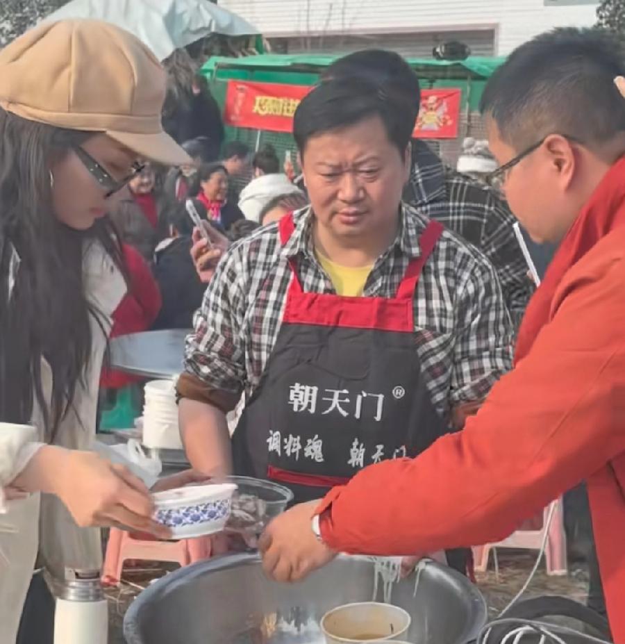 卤鹅哥到呆呆家杀猪宴帮忙，系着围裙，拎着大铁盆，吃完收拾碗筷，忙东忙西，卤鹅哥也