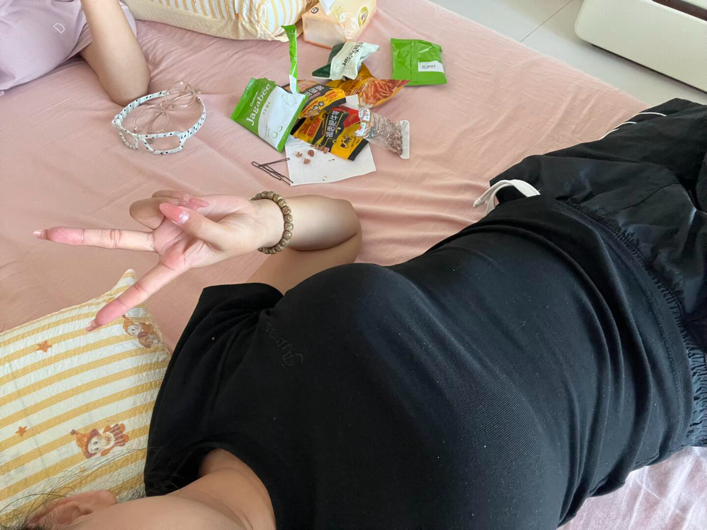 买了好多零食 要躺在我旁边吃零食吗 我亲口喂你 ​​​