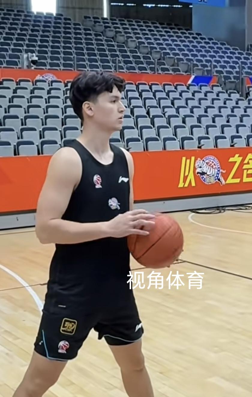 新疆飞虎男篮今晚对战青岛男篮的比赛，注定是一场硬仗。
虽然球队拥有主场优势，但主