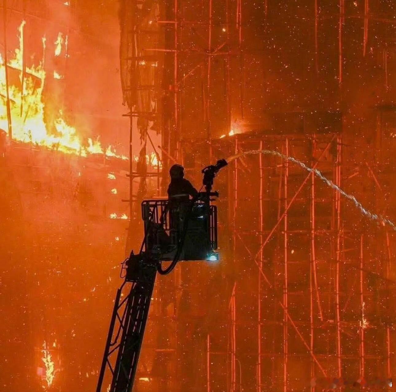 结合我之前去过香港的经验，这次的火能烧这么大，主要有3个原因：一是直到现在，香港