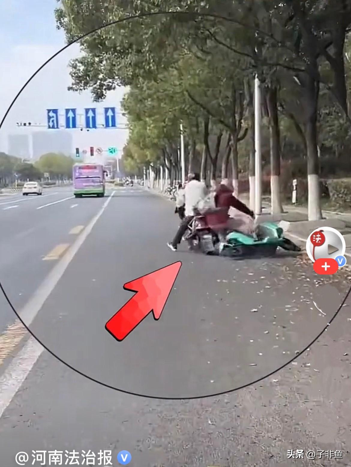 近日，江苏南京一路上一老头和小伙不知为什么发生了口角，老头上去就打小伙一拳，小伙