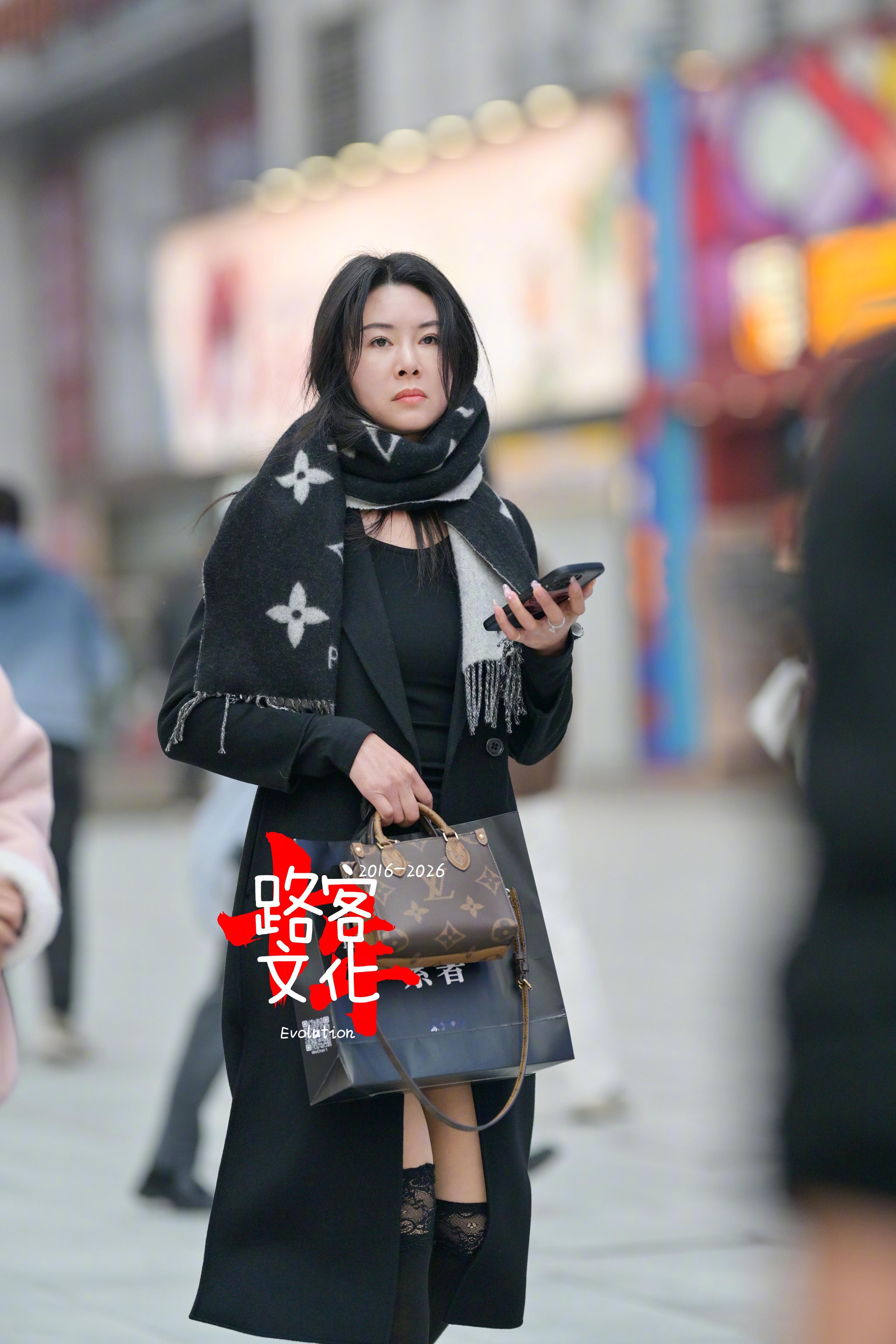 有点心事的样子 