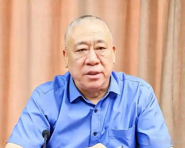 县里想让崔培军挂个名，出钱修文化中心，他当场就回绝了。

不是没钱，是钱得先花在