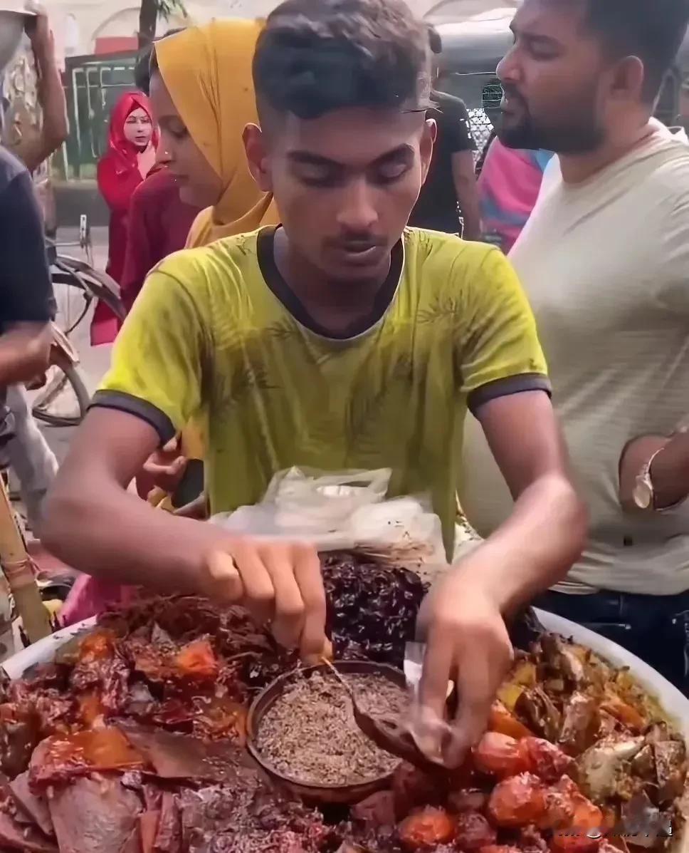 印度那边老有人念叨，说咱中国游客去旅游抠搜得很，美食不碰，景点之外就饿着，水自己