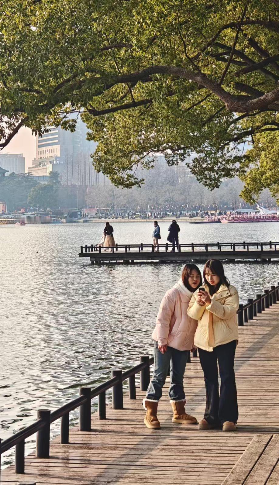 心疼自己，才是人生的头等大事
 
不知道你们有没有过这种时候：明明累得眼皮都快粘